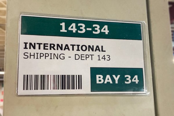 4 1/4" X 7" Clear Pouch w/ 2 Magnets