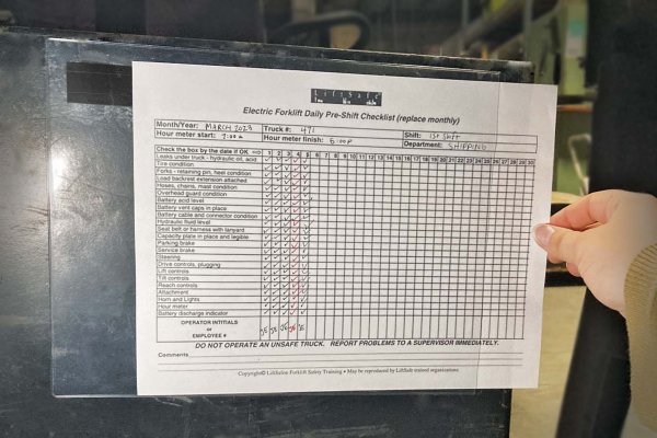 8 1/2" X 11" Clear Pouch w/ 1 Magnet - HORIZONTAL